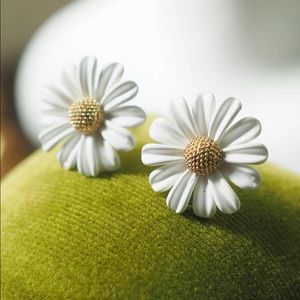 🎉HOST PICK🎉❗️LAST ONE❗️Kate Spade Into the Bloom Daisy Earrings